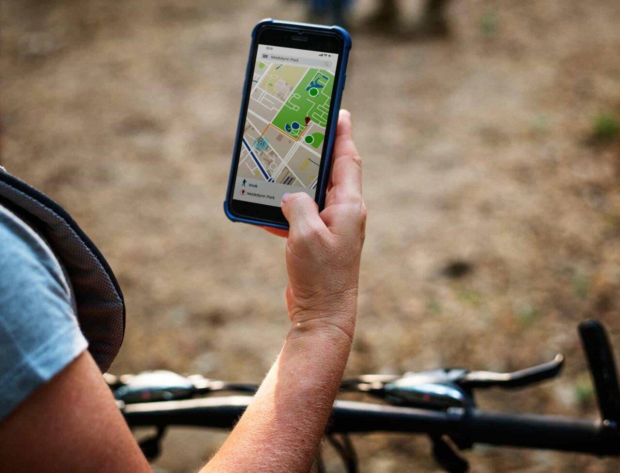Mujer comprobando ubicación en maps