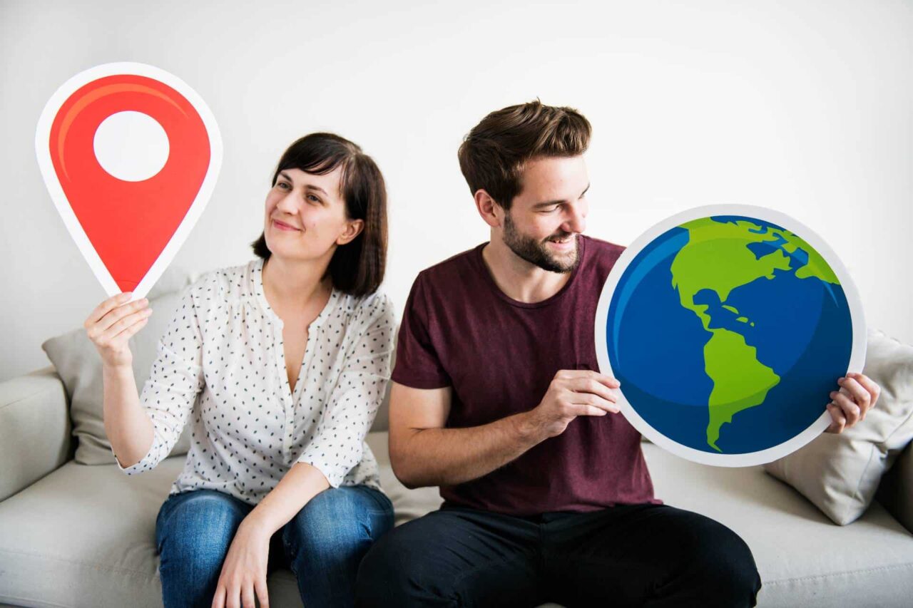 Pareja sosteniendo iconos del Maps